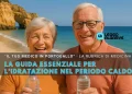 Due persone anziane sorridenti con occhiali da sole con delle bottigliette di acqua in mano a simboleggiare l'importanza di idratarsi nei periodi calid. L'ambientazione è una spiaggia dell'Algarve con il mare e il cielo azzurro di sfondo.