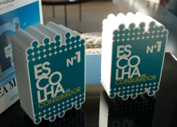 Un immagine con i due loghi in formato tridimensionale di "Escolha do Consumador" il sistema che individua i marchi preferiti dai portoghesi.