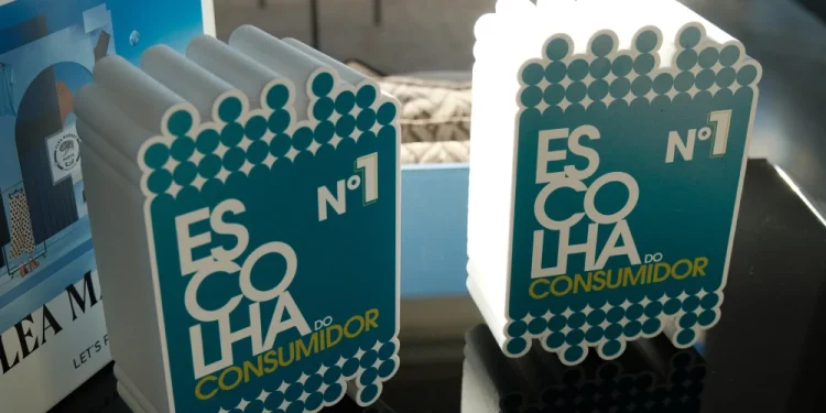 Un immagine con i due loghi in formato tridimensionale di "Escolha do Consumador" il sistema che individua i marchi preferiti dai portoghesi.