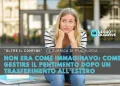 Una giovane donna siede all'aperto con aria di pentimento e leggermente dubbiosa sul suo trasferimento all'estero, appoggiando il mento sulle mani. Il testo italiano parla di pentimento e gestione del trasferimento estero. Il logo Leggo Algarve appare sulla destra.