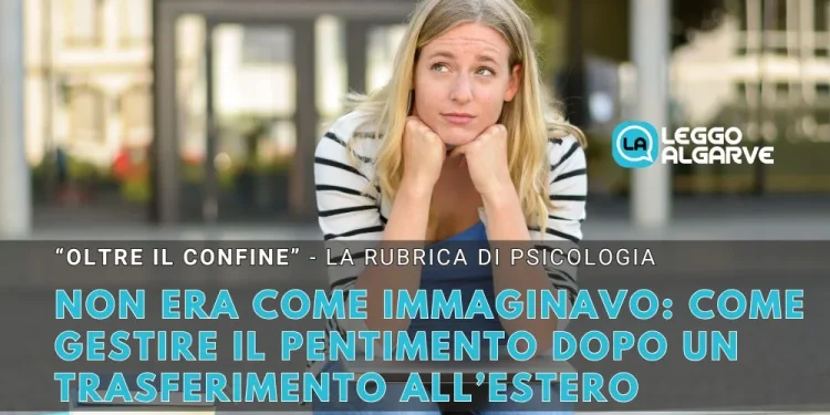 Una giovane donna siede all'aperto con aria di pentimento e leggermente dubbiosa sul suo trasferimento all'estero, appoggiando il mento sulle mani. Il testo italiano parla di pentimento e gestione del trasferimento estero. Il logo Leggo Algarve appare sulla destra.
