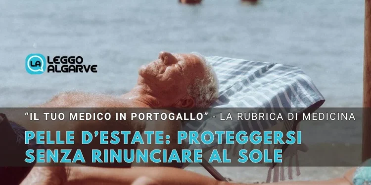 Un testo in sovrimpressione in italiano parla di come proteggersi senza rinunciare al sole, nell'ambito di una rubrica sulla salute di "Leggo Algarve". Un uomo anziano si rilassa su una sedia a sdraio sotto il sole in spiaggia.
