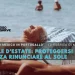 Un testo in sovrimpressione in italiano parla di come proteggersi senza rinunciare al sole, nell'ambito di una rubrica sulla salute di "Leggo Algarve". Un uomo anziano si rilassa su una sedia a sdraio sotto il sole in spiaggia.