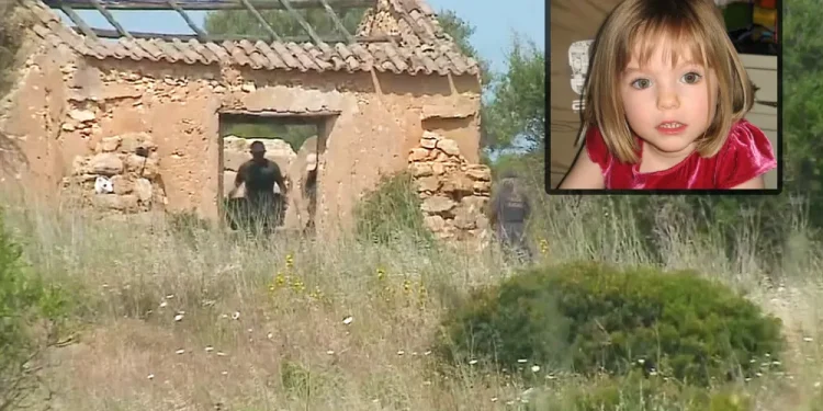 Un rudere in un terreno in Portogallo dove si stanno concentrando le ricerche della bambina Maddie McCann nel riquadro.