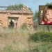 Un rudere in un terreno in Portogallo dove si stanno concentrando le ricerche della bambina Maddie McCann nel riquadro.