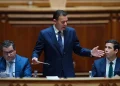Joaquim Miranda Sarmento, Luís Montenegro e Leitão Amaro in parlamento mentre discutono della riduzione dell IRS 2025.