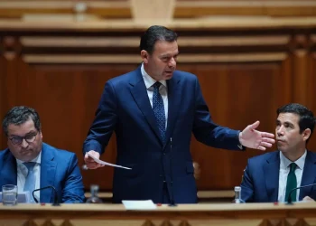 Joaquim Miranda Sarmento, Luís Montenegro e Leitão Amaro in parlamento mentre discutono della riduzione dell IRS 2025.