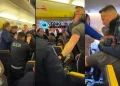 A bordo di un aereo Ryanair la polizia portoghese intervie e multa dei passeggeri molesti.