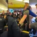A bordo di un aereo Ryanair la polizia portoghese intervie e multa dei passeggeri molesti.