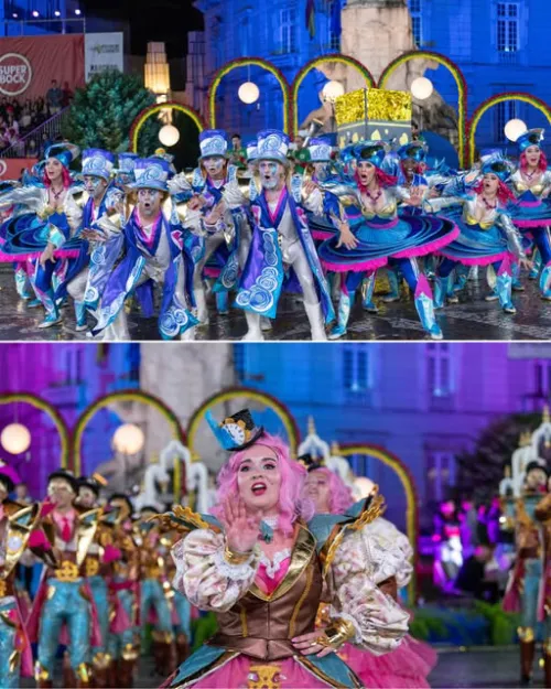 Artisti in costumi colorati ed elaborati, che raffigurano temi come carte da gioco e farfalle, danzano con le braccia alzate davanti a un grande oggetto di carte durante la vivace sfilata notturna di Sant'Antonio Lisbona.