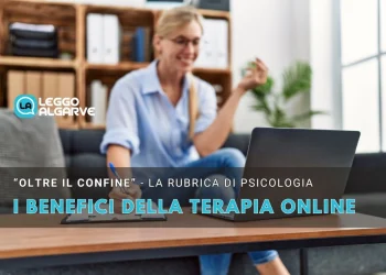 Una donna è seduta a un tavolo, sorride e gesticola durante una videochiamata con un computer portatile. Il testo in italiano sull'immagine evidenzia i benefici della terapia online in un ambiente domestico confortevole.
