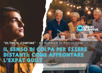 Un collage a due immagini a simboleggiare l Expat Guilt: un giovane uomo appare pensieroso in primo piano, mentre la sua famiglia è riunita attorno a un tavolo all'aperto. Il testo in italiano analizza il senso di colpa degli espatriati e sottolinea l'importanza del supporto psicologico, per rappresentare il contrasto tra "chi resta" e "chi parte".