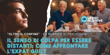 Un collage a due immagini a simboleggiare l Expat Guilt: un giovane uomo appare pensieroso in primo piano, mentre la sua famiglia è riunita attorno a un tavolo all'aperto. Il testo in italiano analizza il senso di colpa degli espatriati e sottolinea l'importanza del supporto psicologico, per rappresentare il contrasto tra "chi resta" e "chi parte".