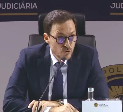 José Ribeiro durante la conferenza stampa di denuncia dei matrimoni di convenienza in Portogallo.