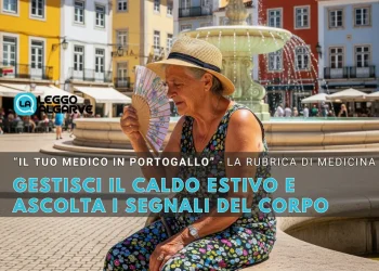 Un donna anziana seduta in una piazza di una città portoghese soffre il caldo e cerca di attenuare i segnali del corpo con un ventaglio in mano. Sullo sfondo si vedono delle case colorate, una fontana e alcune persone. Immagine AI.