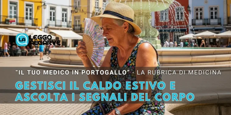 Un donna anziana seduta in una piazza di una città portoghese soffre il caldo e cerca di attenuare i segnali del corpo con un ventaglio in mano. Sullo sfondo si vedono delle case colorate, una fontana e alcune persone. Immagine AI.