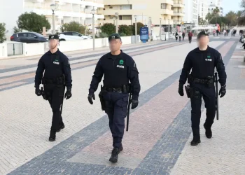 Tre poliziotti della GNR in Portogallo che pattugliano i comuni più pericolosi. Sono in mezzo ad una strada dell'Algarve a piedi.