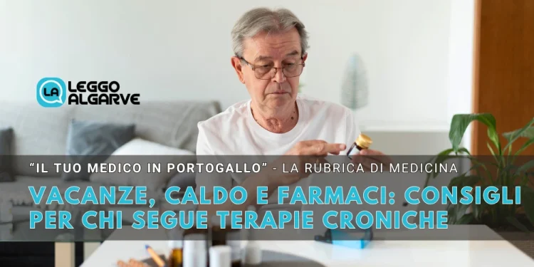 Un uomo anziano con gli occhiali in un salotto, legge i consigli scritti su un flacone, mentre sul tavolo ci sono altri farmaci utili alle terapie croniche.