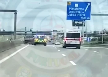Sull'autostrada A1 in Portogallo un ambulanza e un'auto della GNR sono all inseguimento di un auto rubata. Si vede un cartello stradale blu con la scritta Lisboa Norte.
