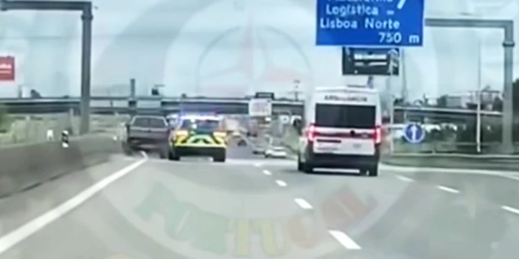 Sull'autostrada A1 in Portogallo un ambulanza e un'auto della GNR sono all inseguimento di un auto rubata. Si vede un cartello stradale blu con la scritta Lisboa Norte.
