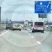 Sull'autostrada A1 in Portogallo un ambulanza e un'auto della GNR sono all inseguimento di un auto rubata. Si vede un cartello stradale blu con la scritta Lisboa Norte.