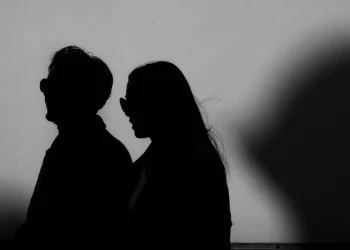 La siluette in bianco e nero di una copia in Portogallo a simboleggiare un matrimonio di convenienza.