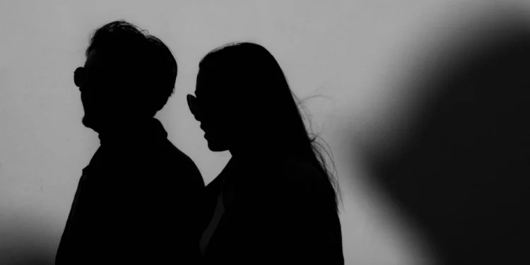 La siluette in bianco e nero di una copia in Portogallo a simboleggiare un matrimonio di convenienza.