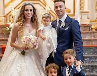 Diogo Jota il giocatore morte nell'incidente stradale nel giorno del suo matrimonio con la moglie Rute Cardoso, ed i loro tre figli. L'immagine è scattata all'interno di una chiesa.