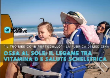 Il testo spiega come l'esposizione al sole favorisca la vitamina D e la salute delle ossa. Due adulti e un bambino siedono su sedie da spiaggia in riva al mare. L'uomo tiene il bambino in grembo, entrambi indossano un cappello, mentre la donna si rilassa dietro di loro. Il testo spiega come l'esposizione al sole favorisca la vitamina D e la salute delle ossa.
