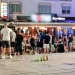 Una piazza di Albufeira con molte persone a chiacchierare e alcune bottiglia di alcolici dopo che il regolamento vieta la vendita.
