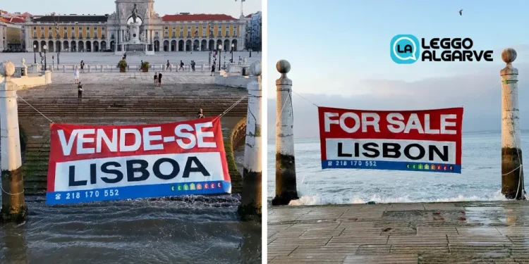 Le immagini affiancate mostrano lo striscione di dell'artista Bordalo II che recitano "VENDE-SE LISBOA" e "FOR SALE LISBON", appesi a Terreiro do Paço di Lisbona, in riferimento al mercato immobiliare della città.