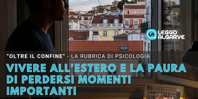 Un ragazzo expat, quasi a figura intera, con espressione di nostalgiaa causa della FOMO, di profilo in siluette, guarda fuori da una finestra semplice in alluminio. Fuori si vede uno scorcio di Lisbona. Siamo all'interno di una casa normale, tipica di uno studente in Erasmus a Lisbona. All'interno della stanza, un punto luce illumina una foto di famiglia del ragazzo, e si capisce che sono in Italia.