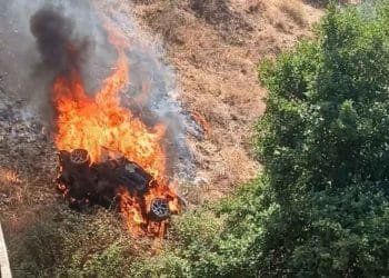 L’auto avvolta dalle fiamme dopo l’incidente in cui cinque persone sono morte a Monchique precipitando in una scarpata.