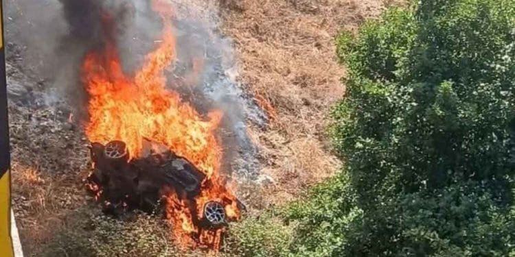 L’auto avvolta dalle fiamme dopo l’incidente in cui cinque persone sono morte a Monchique precipitando in una scarpata.