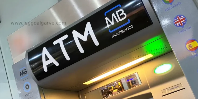 Uno sportello ATM Multibanco senza la carta con le bandiere del Portogallo, Spagna ed Inghilterra sulla sinistra.