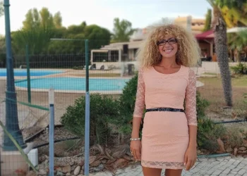 Silvana di Liberto in posa di fronte ad un giardino con piscina in Algarve ed una casa sullo sfondo.