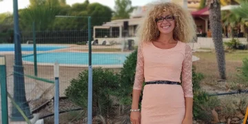 Silvana di Liberto in posa di fronte ad un giardino con piscina in Algarve ed una casa sullo sfondo.