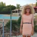 Silvana di Liberto in posa di fronte ad un giardino con piscina in Algarve ed una casa sullo sfondo.