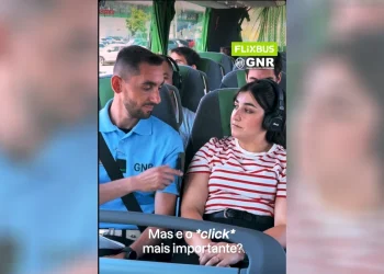 All'interno di un autobus un poliziotto della GNR indica ad una ragazza di allacciare le cinture. Una scritta in portoghese dice "mas e o click mais importante?".