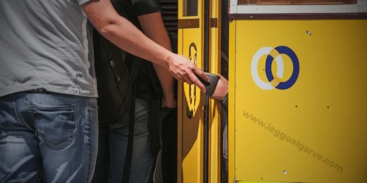 Vicino ad un tram giallo di Lisbona, un borseggiatore sfila un portafoglio nero dalla tasca di un uomo.
