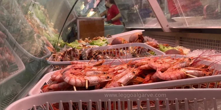 Del marisco esposto in una vetrina al festival di Olhao, sono frutti di mare tipici della cucina portoghese.