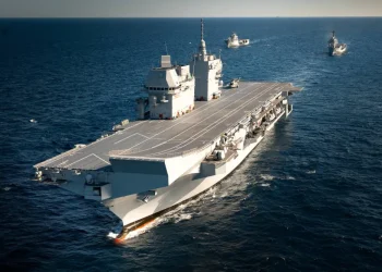 Immagine della nave militare italiana Trieste che naviga in pieno mare verso Lisbona, seguita da altre due imbarcazione della marina Militare Italiana.