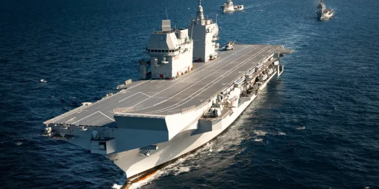 Immagine della nave militare italiana Trieste che naviga in pieno mare verso Lisbona, seguita da altre due imbarcazione della marina Militare Italiana.