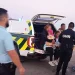 Cinque migranti ricevono i primi soccorsi da parte della GNR dell' Algarve dopo lo sbarco. Sono seduti in un autovettura e si vedono alcuni poliziotti di spalle.