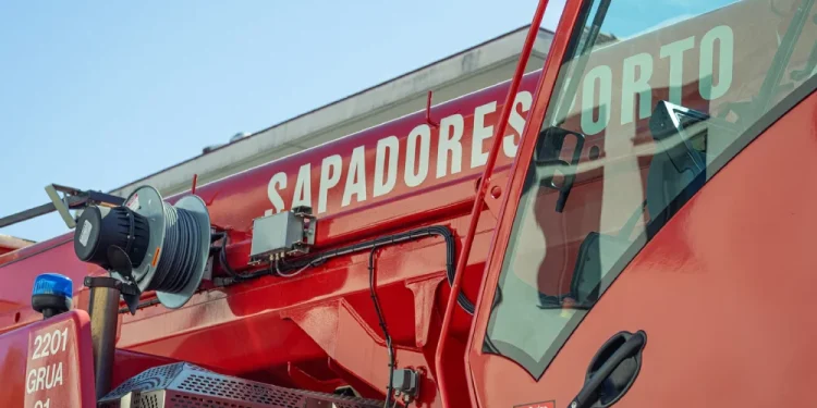 Un dettaglio di una automezzo dei bombeiros Sapadores di Porto intervenuti in soccorso dell'uomo che muore sotto per asfissia sotto la compagna.