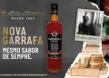 Una bottiglia di Macieira Royal Spirit, iconico brandy portoghese di Maceira, è centrata su uno sfondo a collage con foto ed etichette d'epoca. Il testo recita: "140 Anos Macieira, Nova Garrafa, Mesmo Sabor de Sempre.