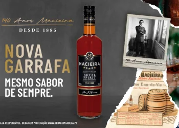 Una bottiglia di Macieira Royal Spirit, iconico brandy portoghese di Maceira, è centrata su uno sfondo a collage con foto ed etichette d'epoca. Il testo recita: "140 Anos Macieira, Nova Garrafa, Mesmo Sabor de Sempre.