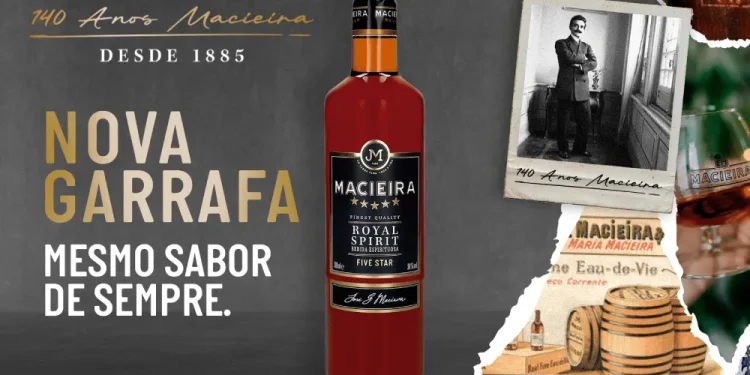 Una bottiglia di Macieira Royal Spirit, iconico brandy portoghese di Maceira, è centrata su uno sfondo a collage con foto ed etichette d'epoca. Il testo recita: "140 Anos Macieira, Nova Garrafa, Mesmo Sabor de Sempre.