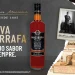 Una bottiglia di Macieira Royal Spirit, iconico brandy portoghese di Maceira, è centrata su uno sfondo a collage con foto ed etichette d'epoca. Il testo recita: "140 Anos Macieira, Nova Garrafa, Mesmo Sabor de Sempre.