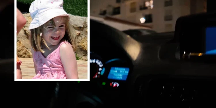 Cockpit di un auto in orario notturno con alcuni led azzurri e sullo sfondo un palazzo in Portogallo, nel riquadro la foto della bambina Maddie McCann scomparsa secondo una nuova teoria dopo un incidente stradale.